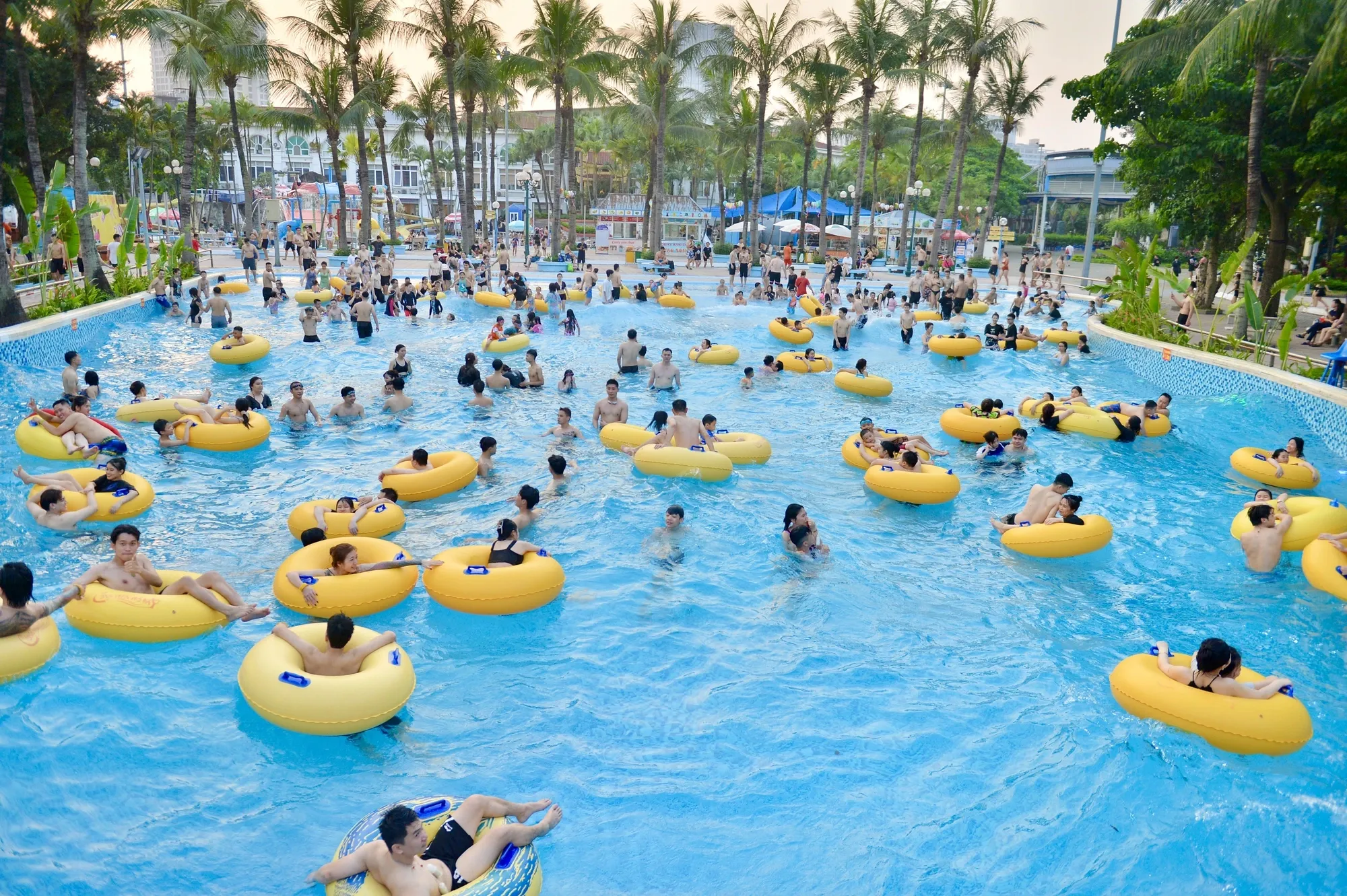 Hồ tạo sóng được xem là "trái tim" của Công viên nước Hồ Tây và cũng là khu vực sôi động bậc nhất