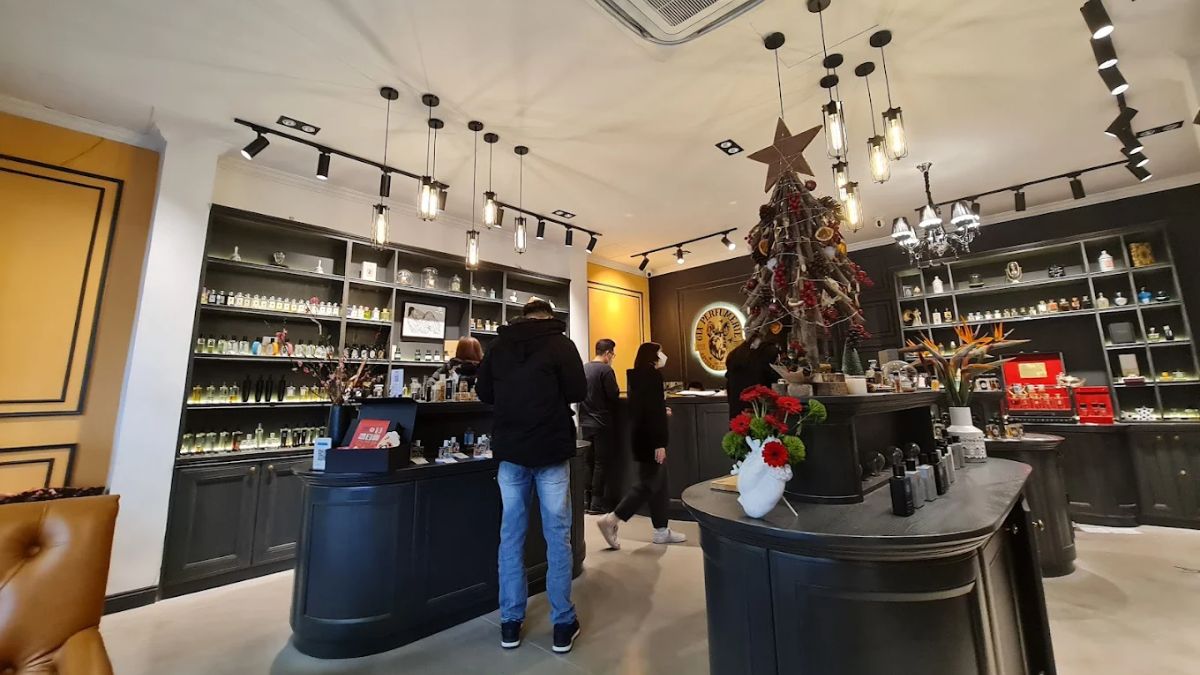 Gia Perfumerie Hanoi gây ấn tượng ngay từ cái nhìn đầu tiên với không gian nước hoa niche sang trọng nhưng vẫn ấm cúng