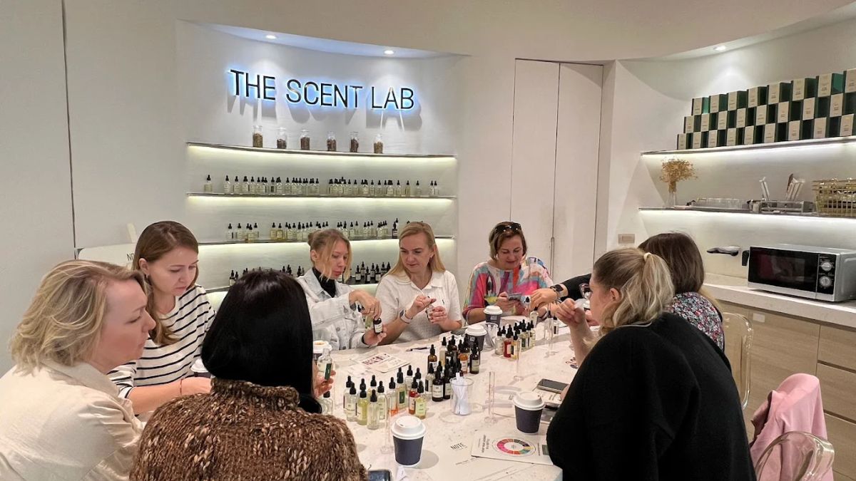 NOTE – The Scent Lab nổi bật với không gian studio thiết kế hiện đại, tối giản nhưng cực kỳ nghệ thuật