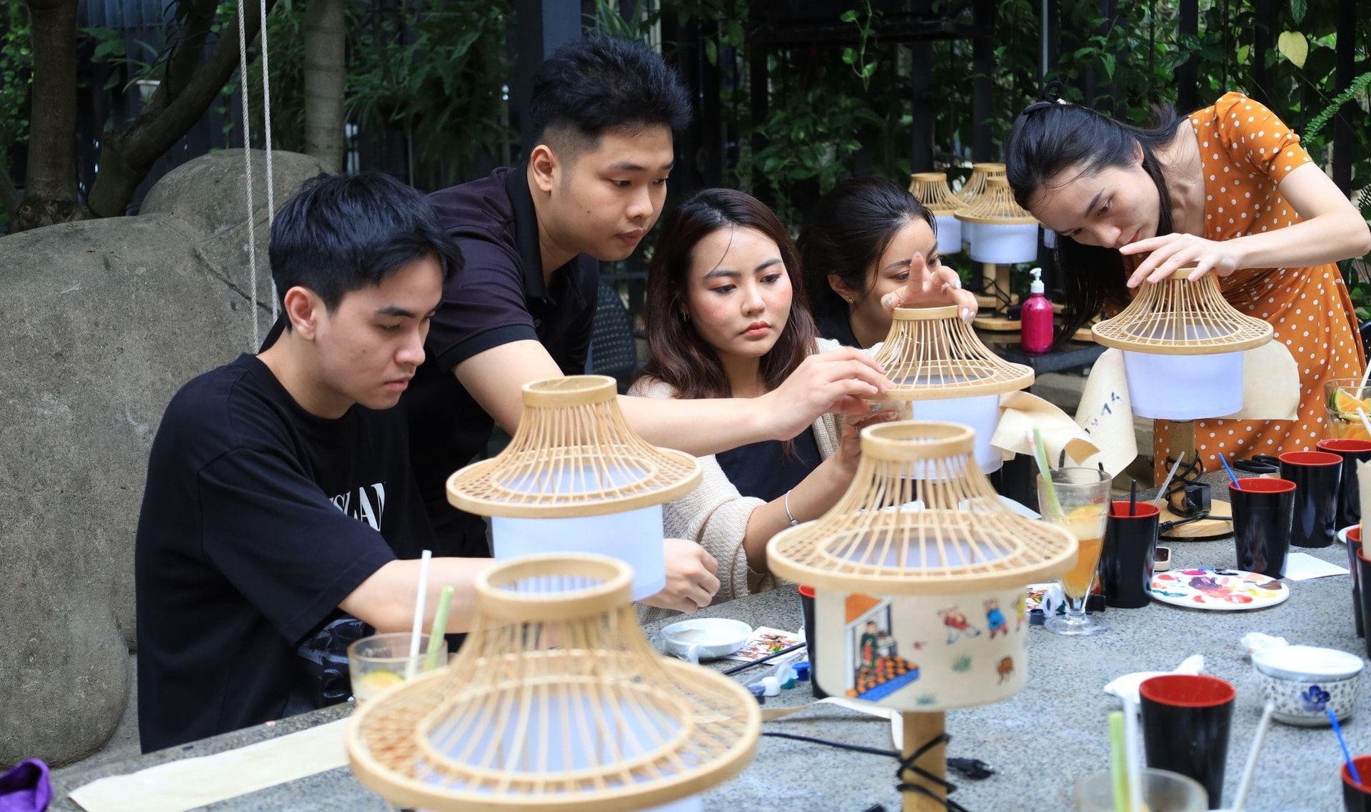 Magic of Color là đơn vị sáng tạo nổi tiếng với nhiều dự án nghệ thuật cộng đồng dành cho trẻ em và người yêu mỹ thuật. 