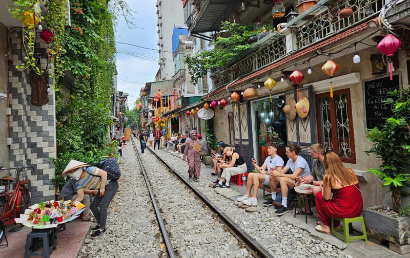Phố cà phê đường tàu Hà Nội – Điểm đến độc đáo giữa lòng Thủ đô