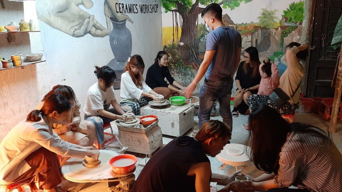 Làng gốm Bát Tràng là địa điểm không thể thiếu cho những ai muốn trải nghiệm truyền thống làm gốm tại Hà Nội