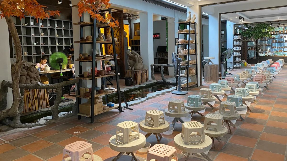 Trạm Gốm là workshop làm gốm nằm tại Bát Tràng – làng nghề gốm nổi tiếng lâu đời của Hà Nội.