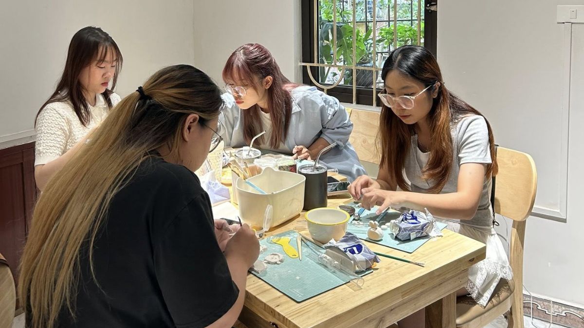 Thổ Thì Thầm Art Space là một không gian nghệ thuật sáng tạo kết hợp giữa workshop làm gốm, vẽ tranh và các hoạt động handmade thú vị khác