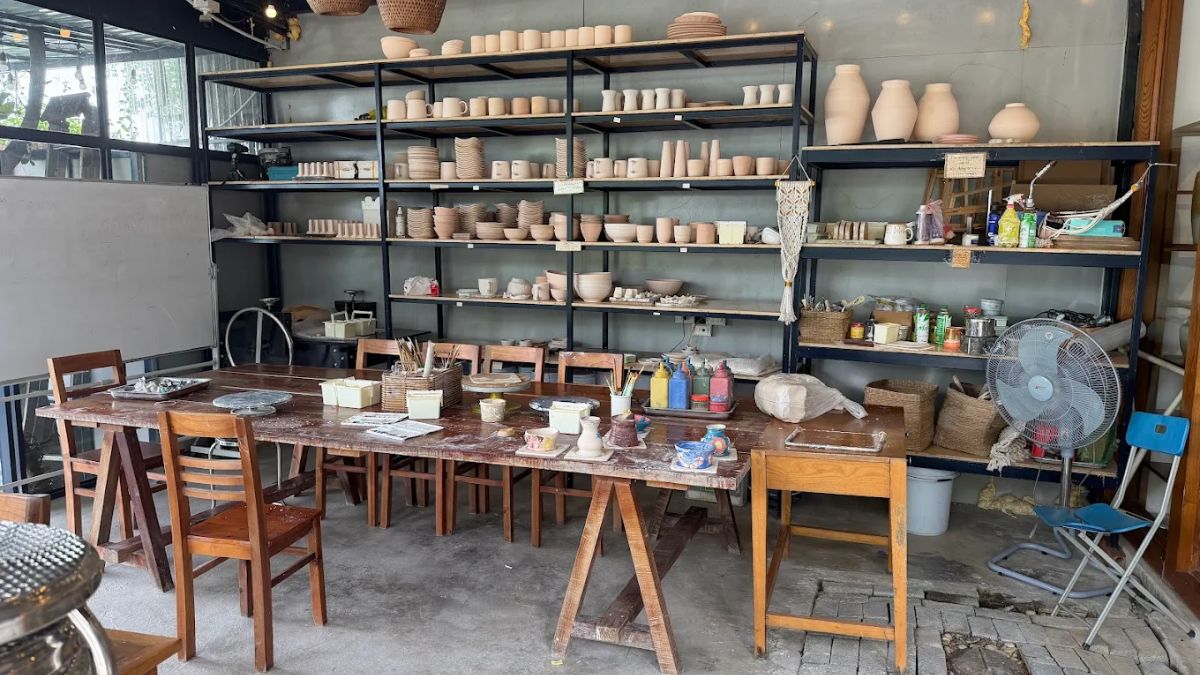 Vietclay Workshop là địa điểm làm gốm được nhiều người yêu thích nhờ không gian nghệ thuật sáng tạo và các lớp học chuyên nghiệp