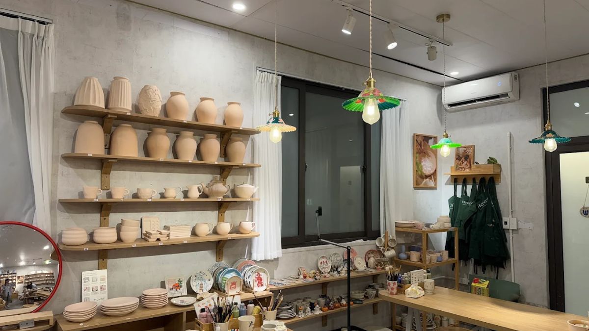 HaveU - Pottery Painting Studio là địa điểm workshop làm gốm ở trung tâm được yêu thích với không gian nhẹ nhàng và phong cách nghệ thuật hiện đại