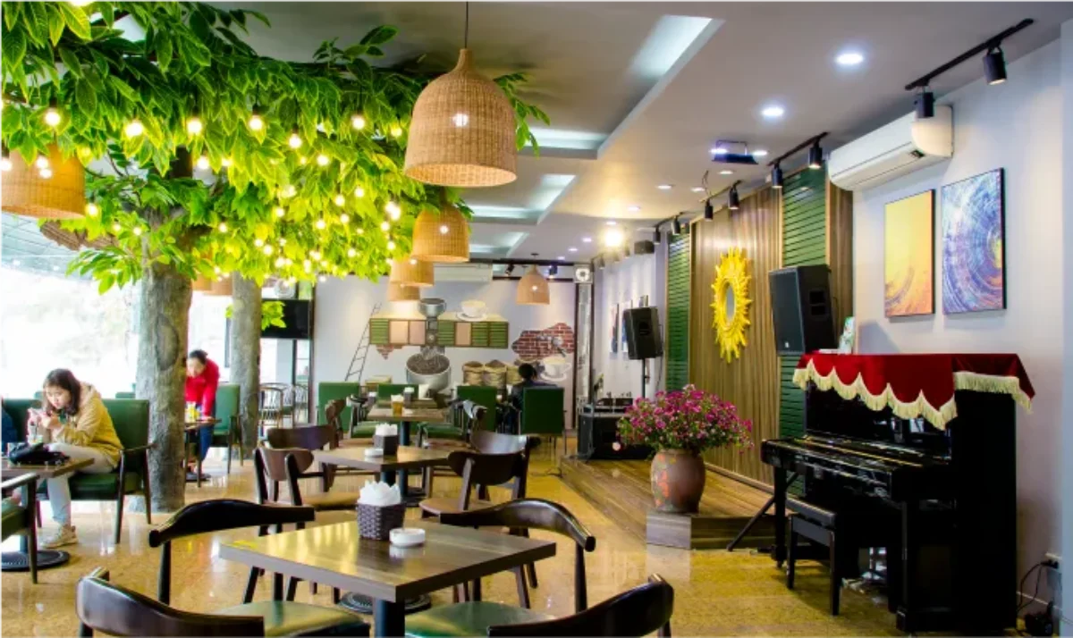 Gemini Coffee gây ấn tượng với không gian nằm trên tầng cao, sở hữu tầm nhìn thoáng đãng ra khu vực Trung Kính sầm uất