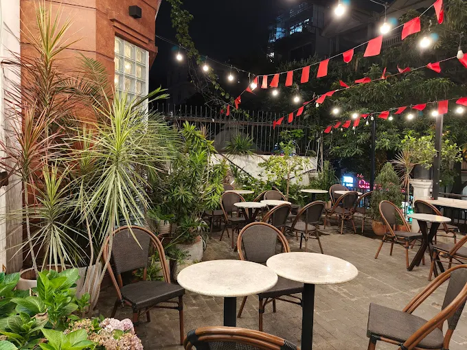 Laika Cafe Trung Hòa gây ấn tượng với không gian nhiều tầng được thiết kế theo phong cách hiện đại, kết hợp giữa khu vực trong nhà và ban công ngoài trời
