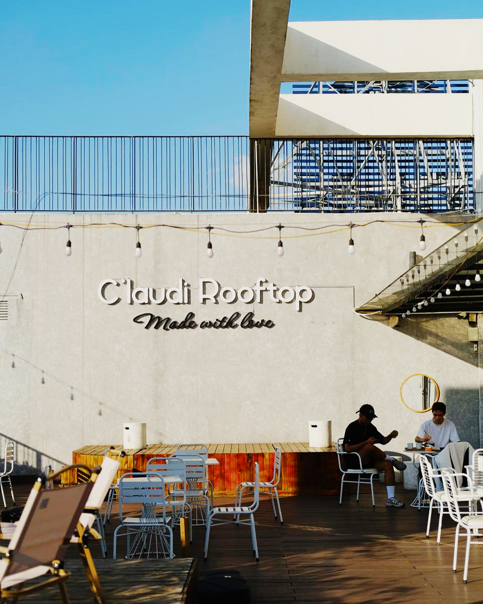 Claudi Coffee Rooftop ghi dấu ấn với phong cách Hàn Quốc tối giản, sử dụng tông trắng kết hợp với nội thất gỗ và nhiều khoảng không mở.