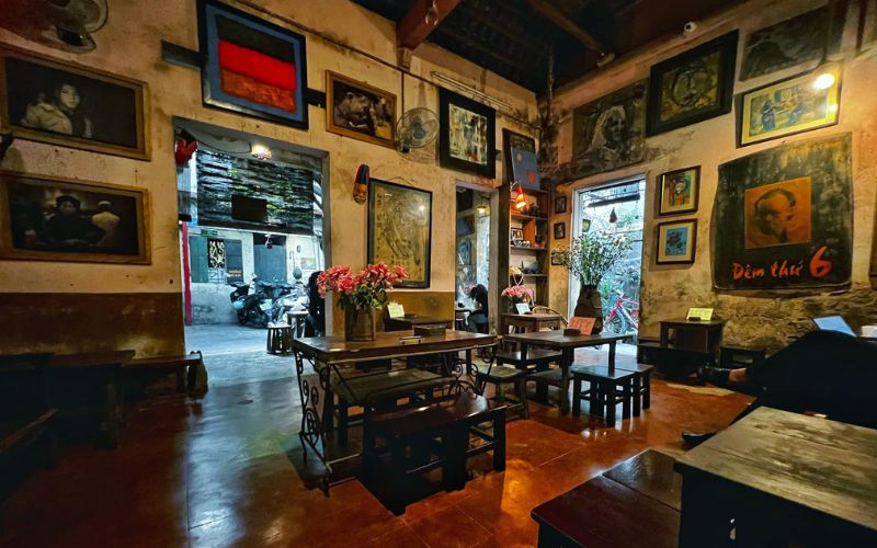Cafe Cuối Ngõ mang đến một không gian đậm chất Hà Nội xưa với sân gạch, bàn ghế gỗ mộc mạc và những món đồ trang trí mang hơi hướng hoài niệm