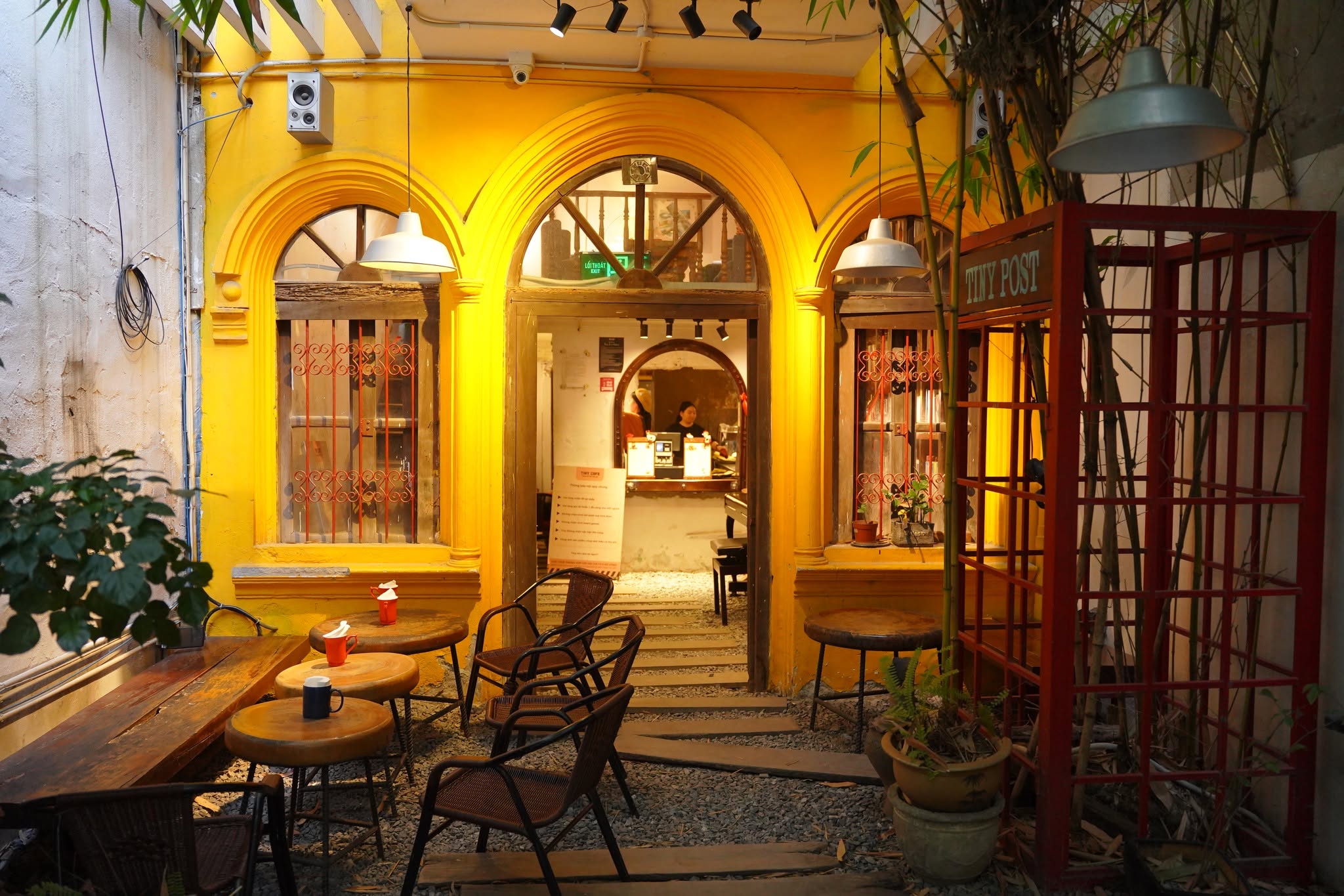 Tiny Post Cafe là quán cà phê mang phong cách vintage với không gian được thiết kế như một bưu điện châu Âu thu nhỏ.