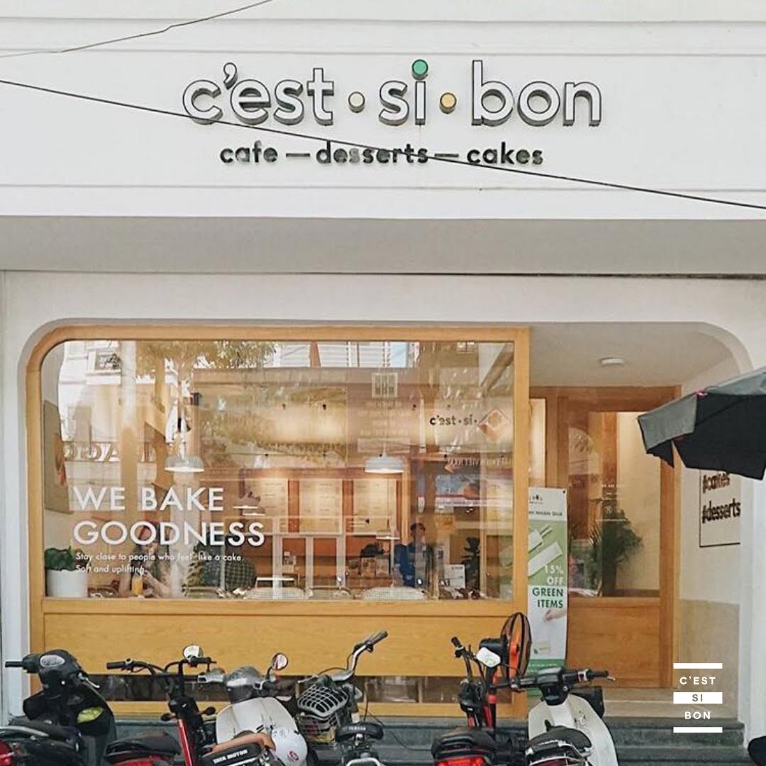 C’est Si Bo gây ấn tượng với phong cách dessert cafe thanh lịch, sử dụng những gam màu trắng – beige chủ đạo