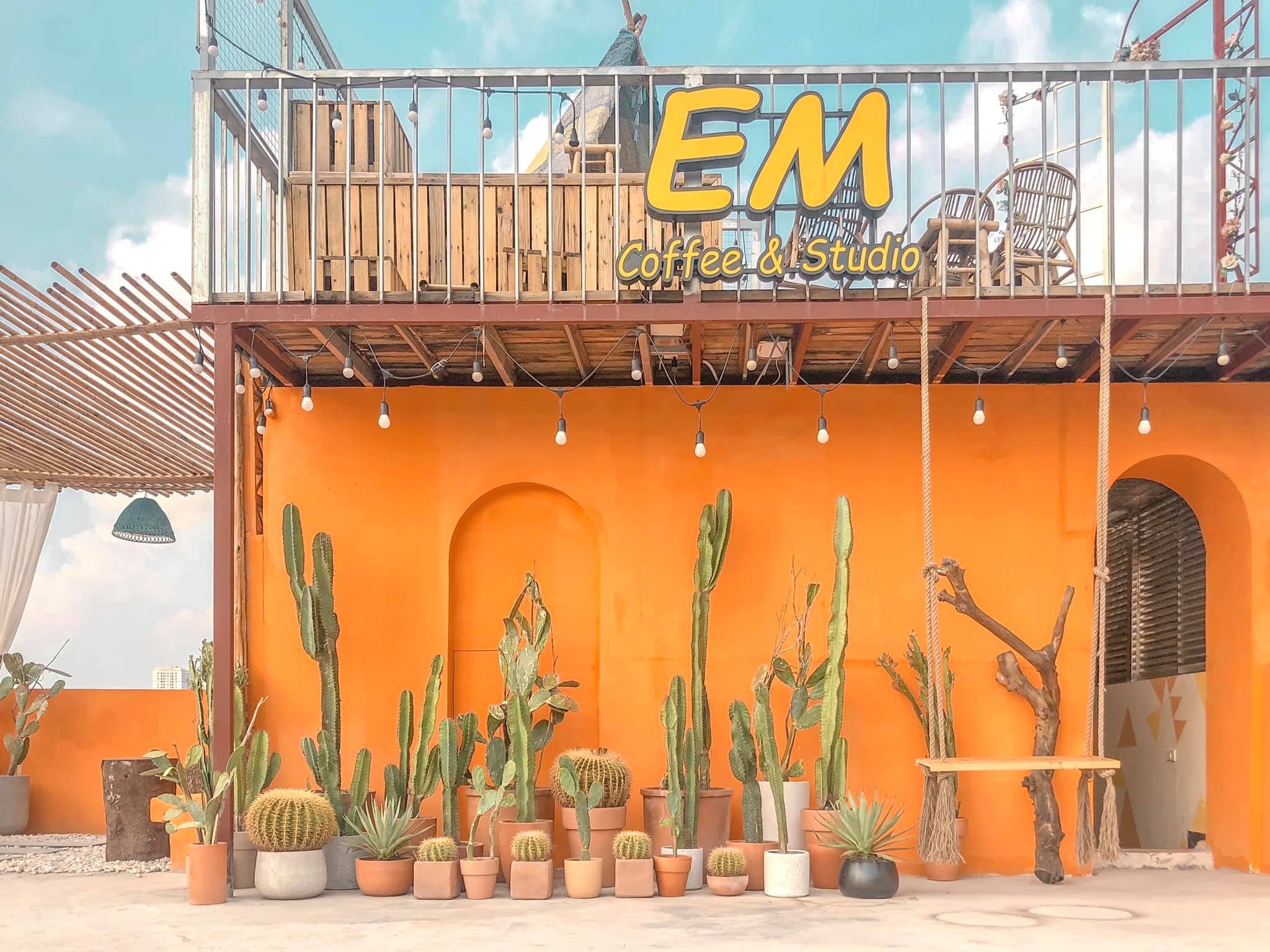 EM Rooftop Coffee gây ấn tượng bởi không gian trẻ trung, hiện đại cùng những góc trang trí được đầu tư chỉn chu