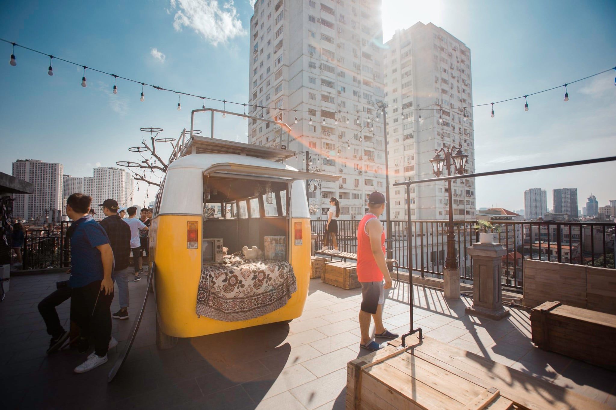 Sam Rooftop Coffee sở hữu nhiều khu vực ngồi khác nhau từ trong nhà đến ngoài trời, tạo cảm giác thoải mái dù đi một mình hay theo nhóm