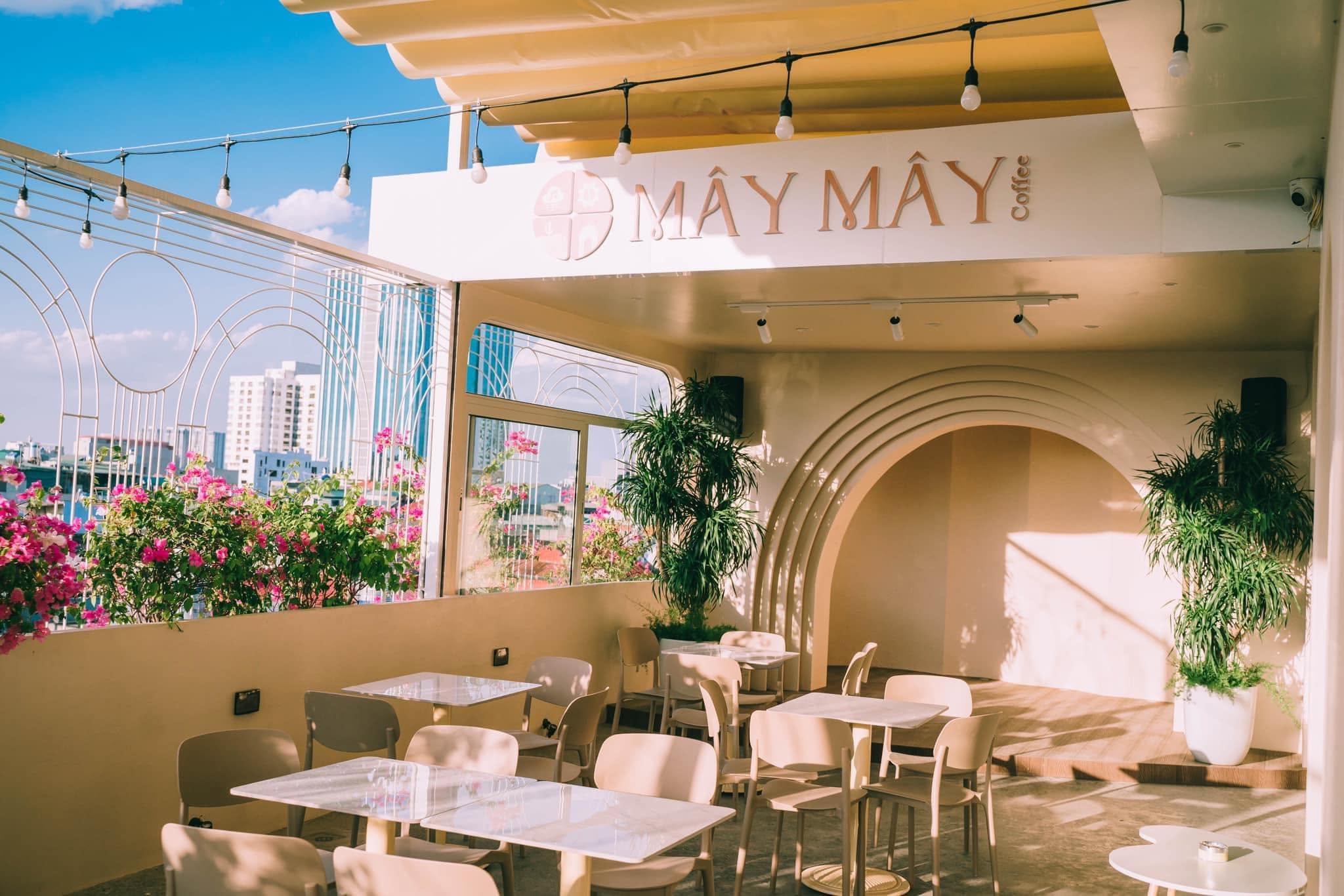 Mây Mây Coffee & Tea mang đến cảm giác gần gũi và thư giãn ngay từ khi bước vào