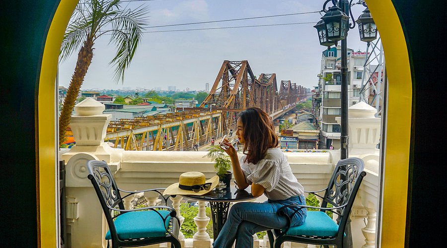 Điều khiến nhiều người yêu thích nhất Serein Cafe & Lounge chính là tầm nhìn trực diện ra cầu Long Biên