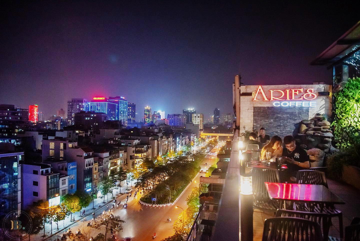 Aries Coffee thu hút thực khách bởi không gian rộng rãi, trẻ trung cùng khu vực rooftop thoáng đãng nhìn ra nhịp sống sôi động của thành phố