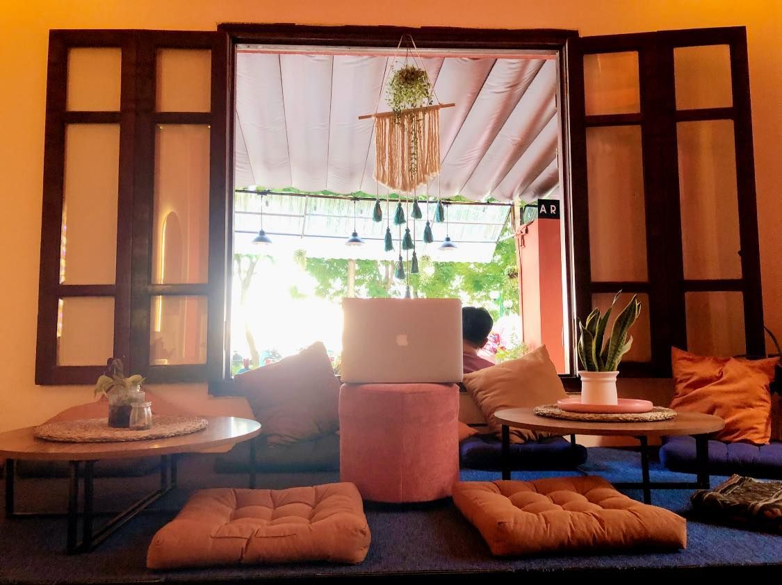 ARCH. Cafe Bar & Rooftop gây ấn tượng bởi phong cách thiết kế mang hơi hướng tối giản và nghệ thuật