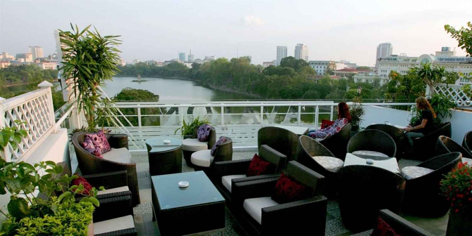 Avalon Cafe Lounge sở hữu vị trí đắc địa ngay trung tâm hồ Hoàn Kiếm
