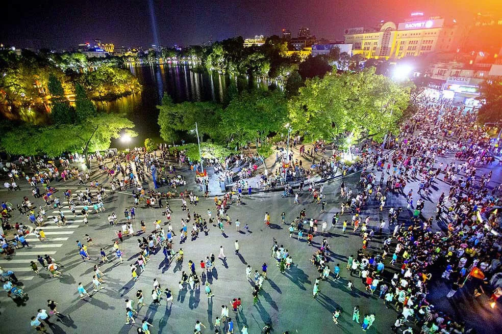 Nếu hỏi cuối tuần ở Hà Nội nơi nào đông vui nhất, phố đi bộ Hồ Gươm chắc chắn là cái tên không thể thiếu.