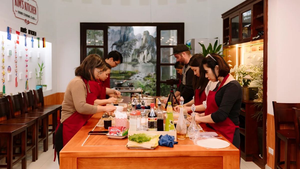 Kim's Kitchen - Hanoi Cooking Class thu hút ấn tượng đầu tiên với phong cách gần gũi như một căn bếp gia đình nhỏ giữa lòng Hà Nội. 