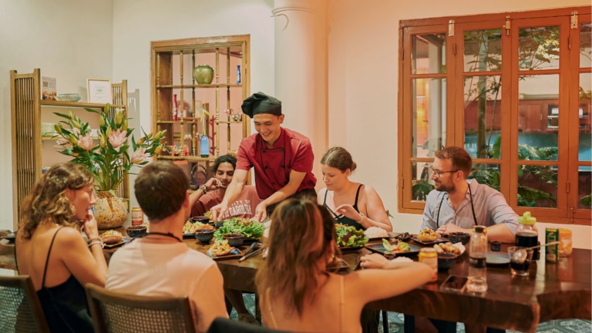 Rose Kitchen Hanoi được yêu thích nhờ không gian ấm cúng và trải nghiệm ẩm thực Việt Nam cực kỳ thú vị.