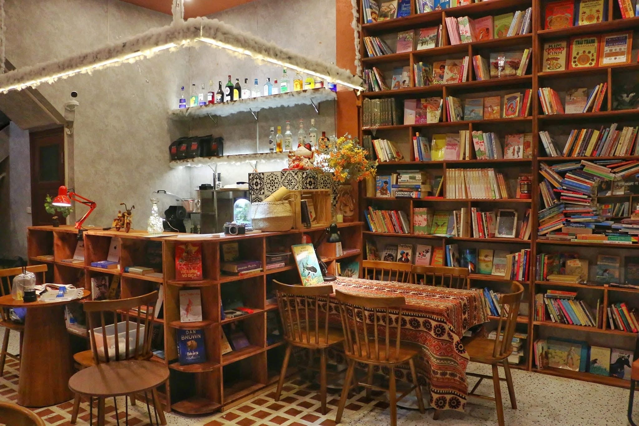 Meowbook Café kết hợp giữa quán cà phê, thư viện nhỏ và không gian chơi với mèo. 
