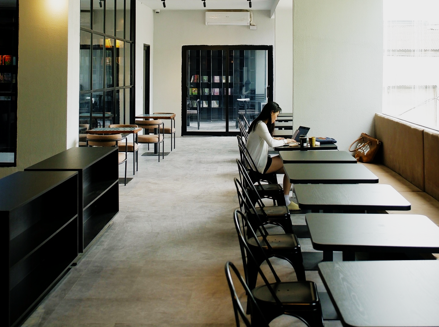 Contrast Coffee 24h hoạt động xuyên ngày đêm nên được nhiều sinh viên, freelancer và dân văn phòng lựa chọn để học tập, xử lý công việc hoặc chạy deadline.