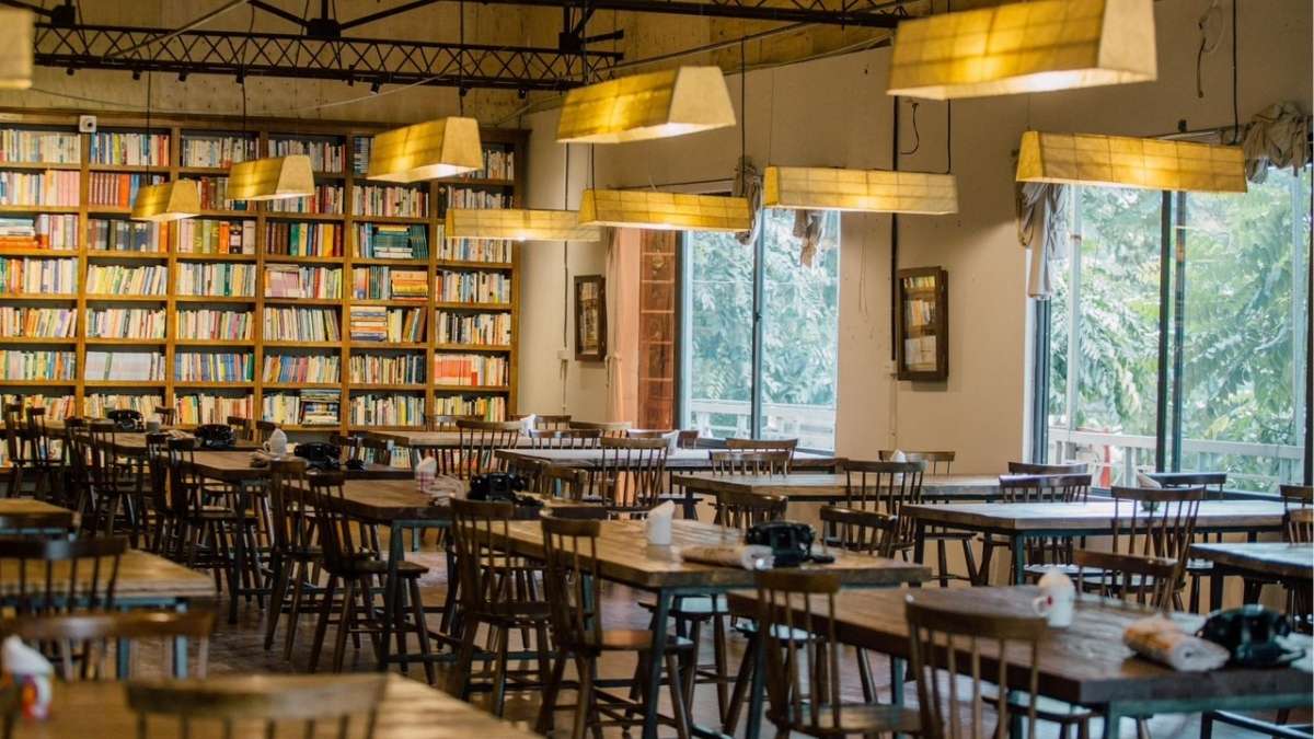 Tiny Post Cafe gây ấn tượng bởi phong cách thiết kế mang hơi hướng châu Âu cổ điển kết hợp không gian bưu điện vintage độc đáo