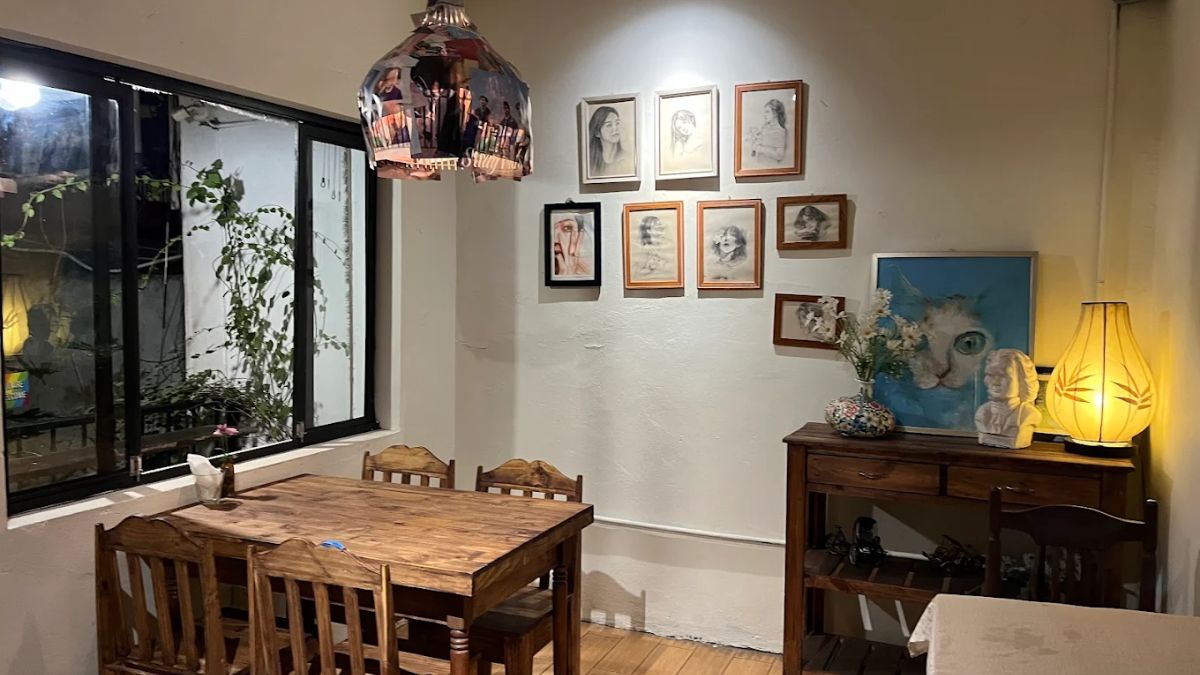 Mang đậm tinh thần tự do và sáng tạo, Couchsurfing Cafe là địa điểm lý tưởng dành cho những ai muốn thử sức với hội họa trong một không gian đầy cảm hứng