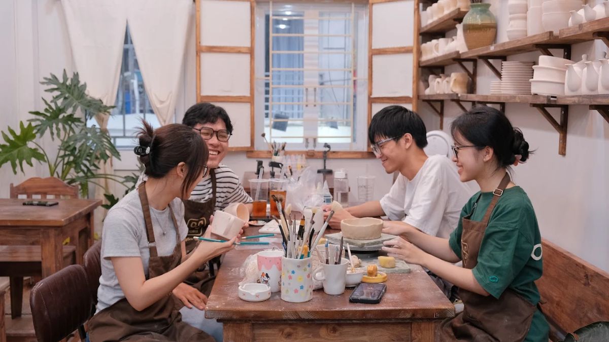 96 Ceramics là workshop cafe nổi tiếng với trải nghiệm làm gốm thủ công giữa lòng Hà Nội.