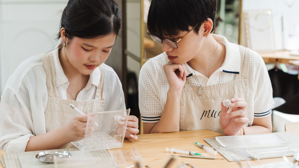 Muối Studio mang đến trải nghiệm tự tay chế tác nhẫn bạc S999 trong không gian tối giản, thư giãn và đậm chất nghệ thuật. 