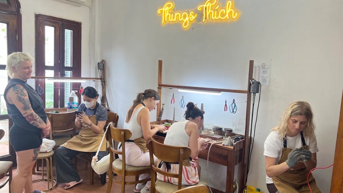 Bước chân vào Things Thích, bạn sẽ lập tức đổ gục trước một không gian được decor nhẹ nhàng, đậm vibe nghệ thuật hiện đại