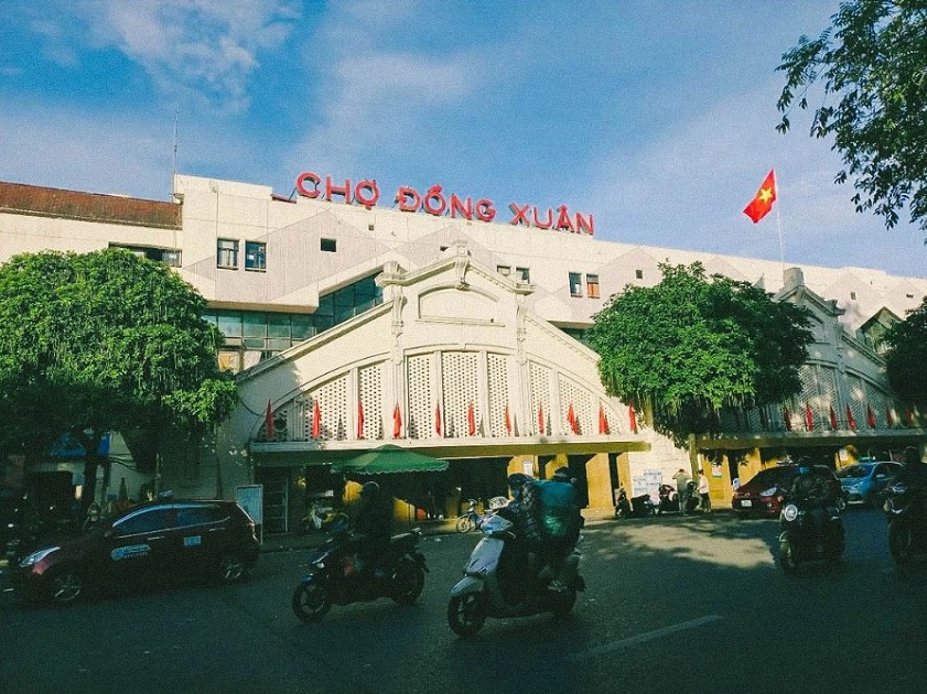 Dạo chợ Đồng Xuân và khám phá khu phố cổ