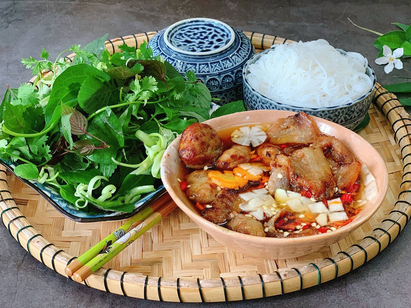 Thưởng thức bữa trưa với bún chả Hà Nội