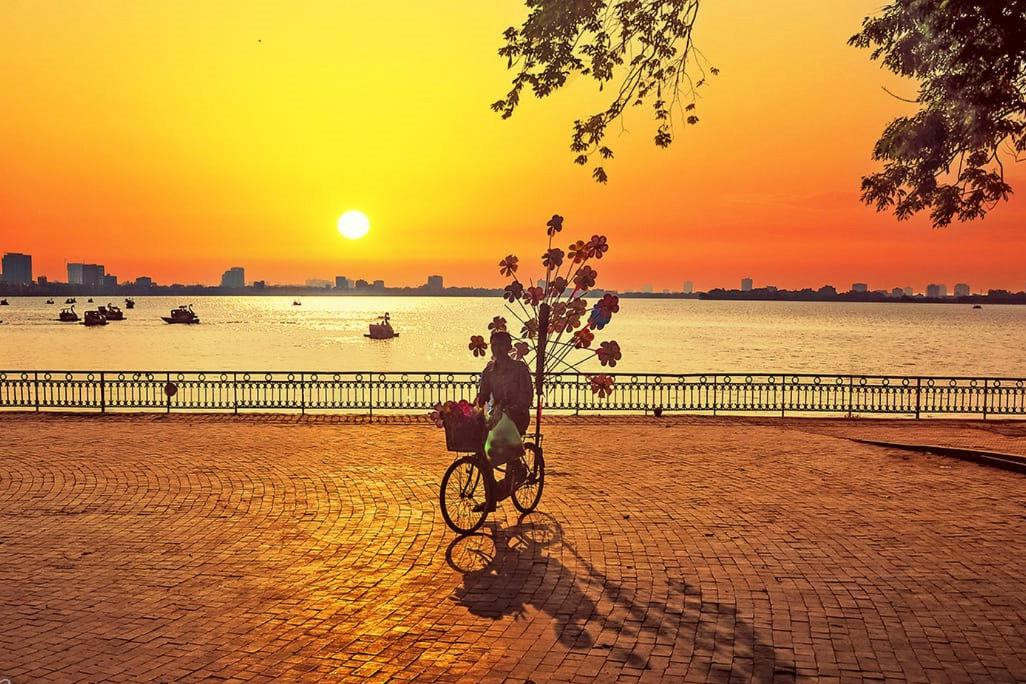 Ngắm hoàng hôn tại Hồ Tây