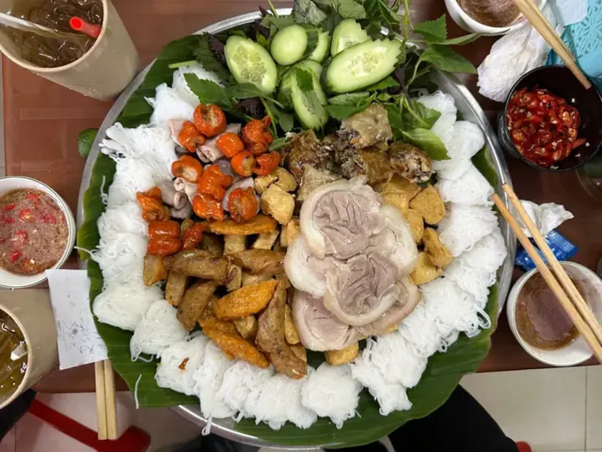 Thưởng thức bữa tối tại khu phố cổ