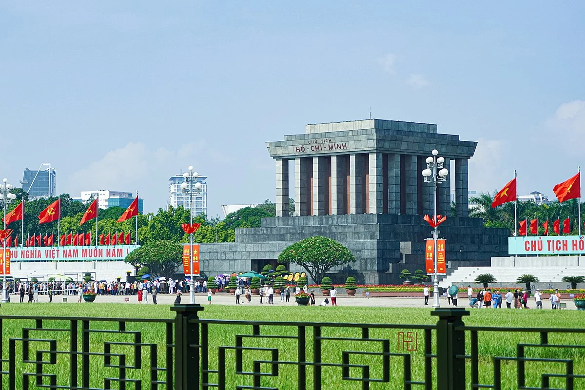 Tham quan Lăng Chủ tịch Hồ Chí Minh