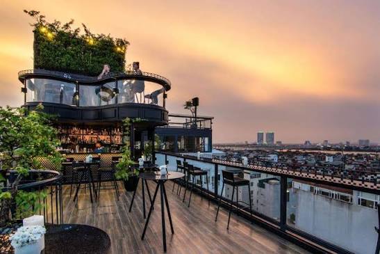 Diamond Sky Bar nằm ngay trên phố Tạ Hiệ với góc nhìn ra phố cổ và khu vực hồ Gươm tùy vị trí bàn