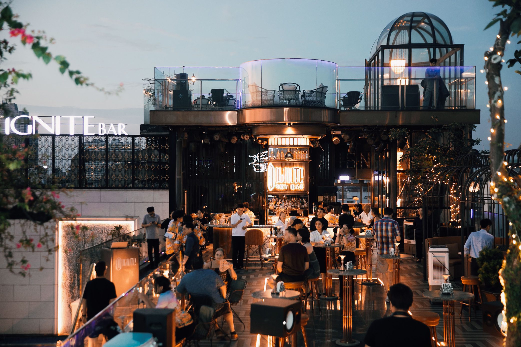 Điểm khiến Ignite Sky Bar ghi điểm chính là vibe nightlife đúng chuẩn