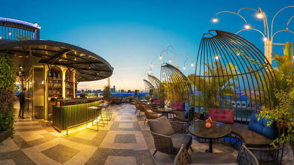 Aira Sky Bar là lựa chọn hoàn hảo cho những ai đang tìm kiếm một rooftop nhẹ nhàng giữa trung tâm Hà Nội