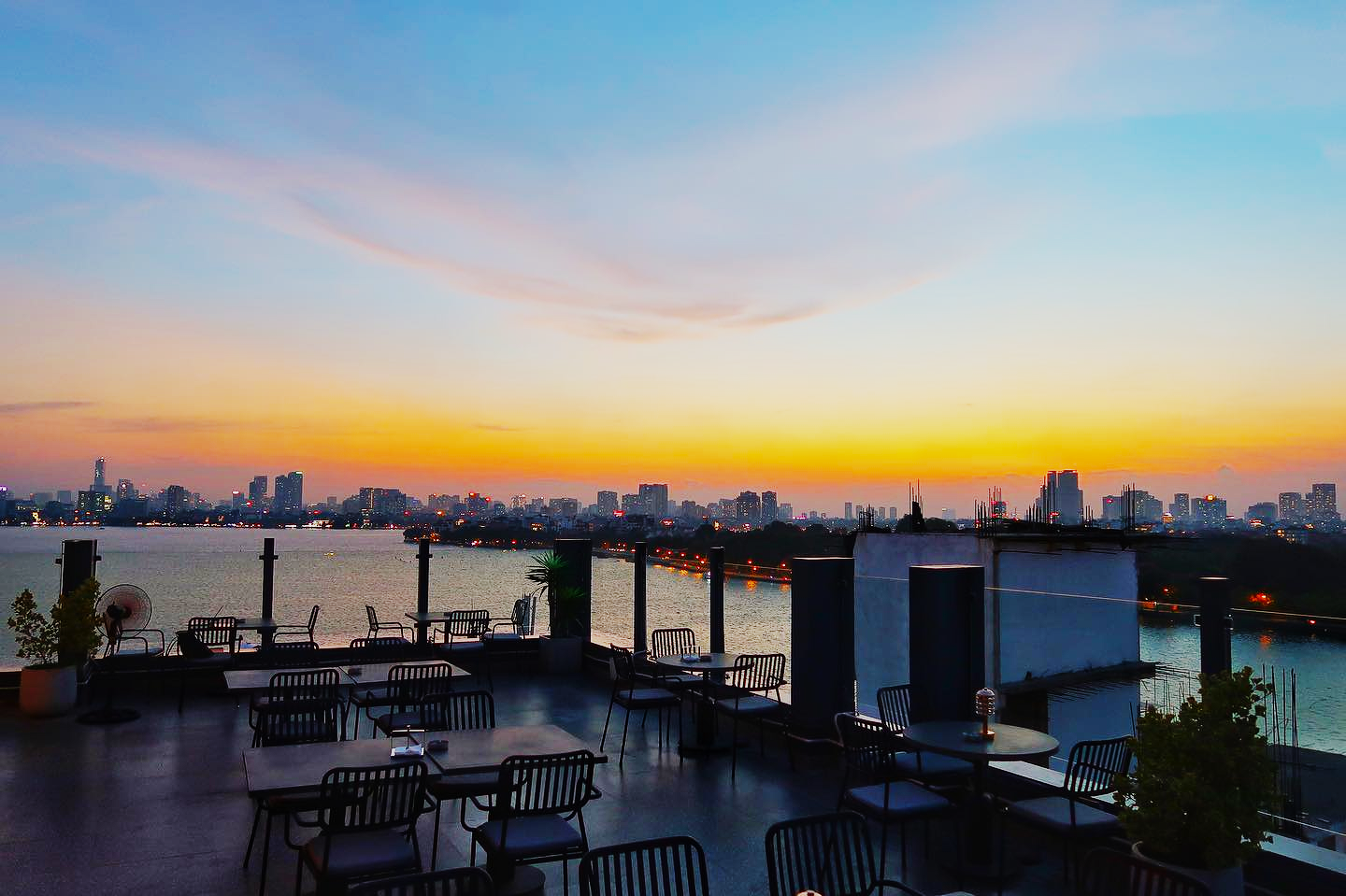 Sky On 9 Rooftop Bar sở hữu phong cách trẻ trung, hiện đại nhưng không quá cầu kỳ