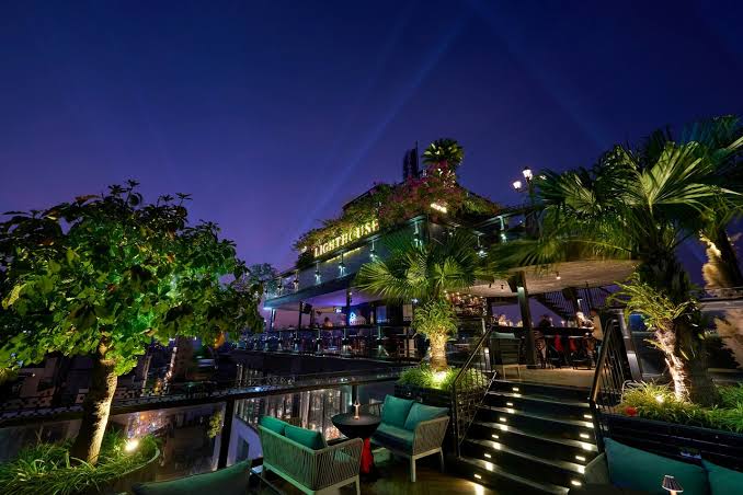 Lighthouse Sky Bar nằm ngay sát phố cổ nên cực tiện để đưa vào lịch dạo chơi Hoàn Kiếm hay tấp vào ngồi sau bữa tối mà chẳng phải đi xa