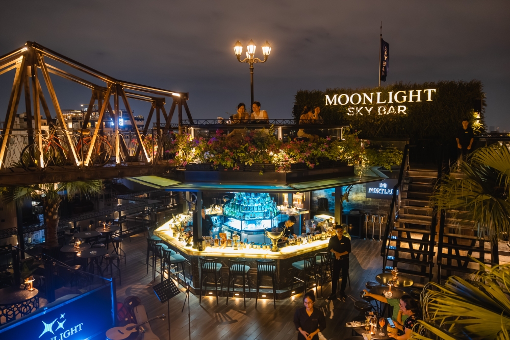 Moonlight Sky Bar ghi điểm nhờ không gian vừa lãng mạn, vừa chill