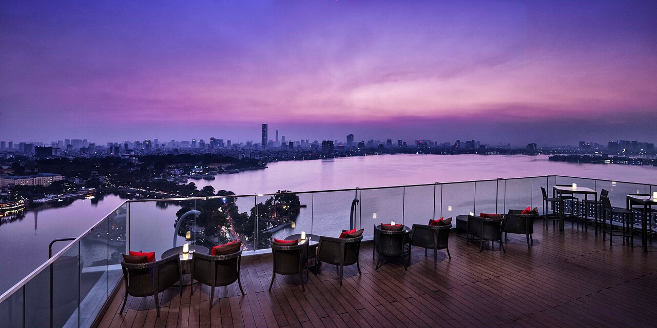 Nếu bạn mê ngắm hoàng hôn dần buông xuống mặt hồ thì The Summit Bar chính là chân ái