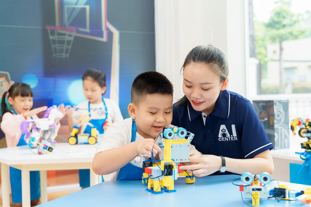 Robot STEM là những robot hoặc bộ kit robot được thiết kế riêng để trẻ học các kiến thức STEM bằng cách tự tay làm