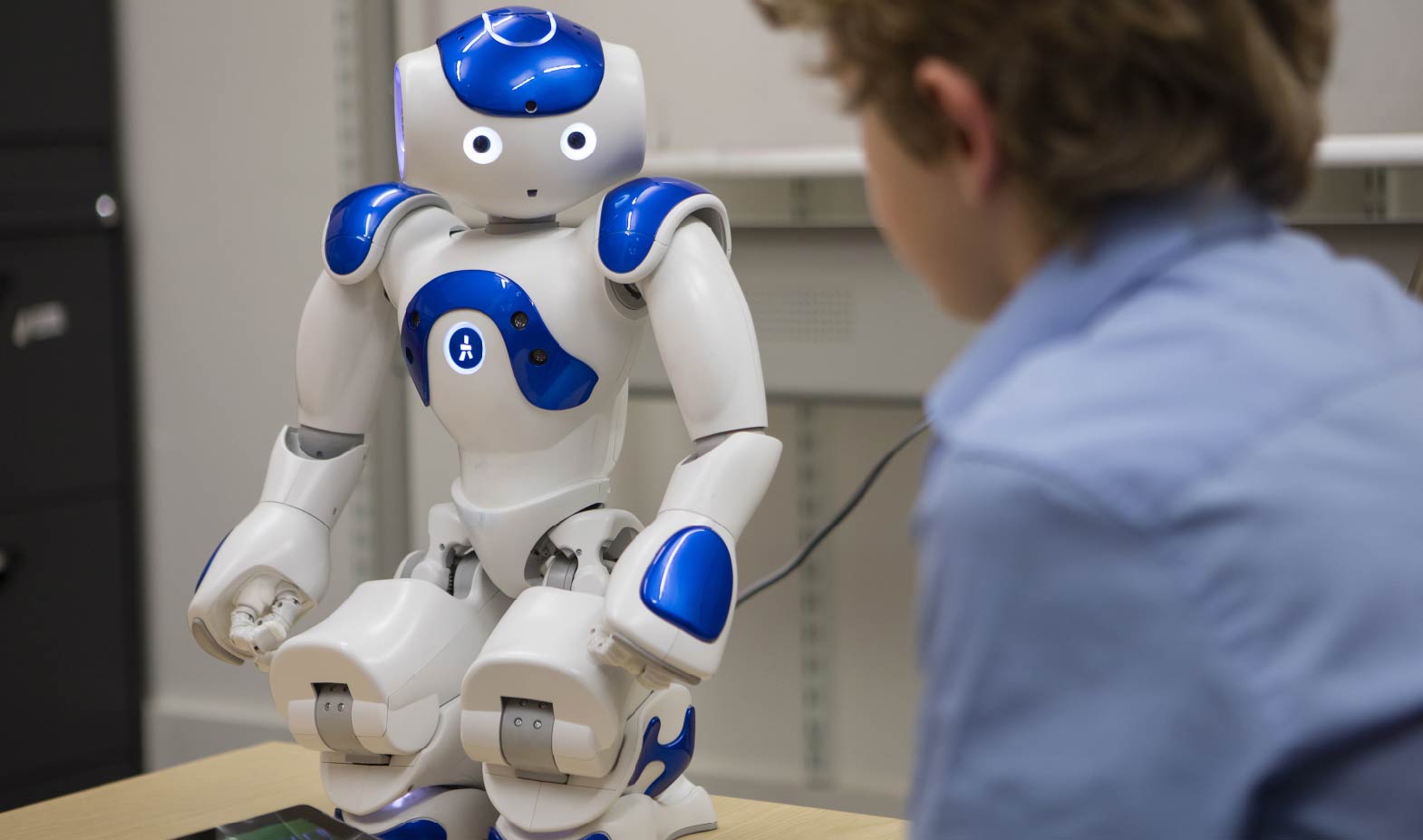 Robot AI là công cụ hỗ trợ học tập, không phải người thay thế vai trò giáo dục