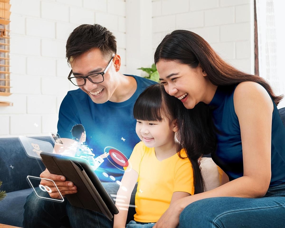 Công nghệ giúp các thành viên trong gia đình kết nối, chăm sóc và đồng hành cùng nhau dễ dàng hơn dù ở bất kỳ đâu.
