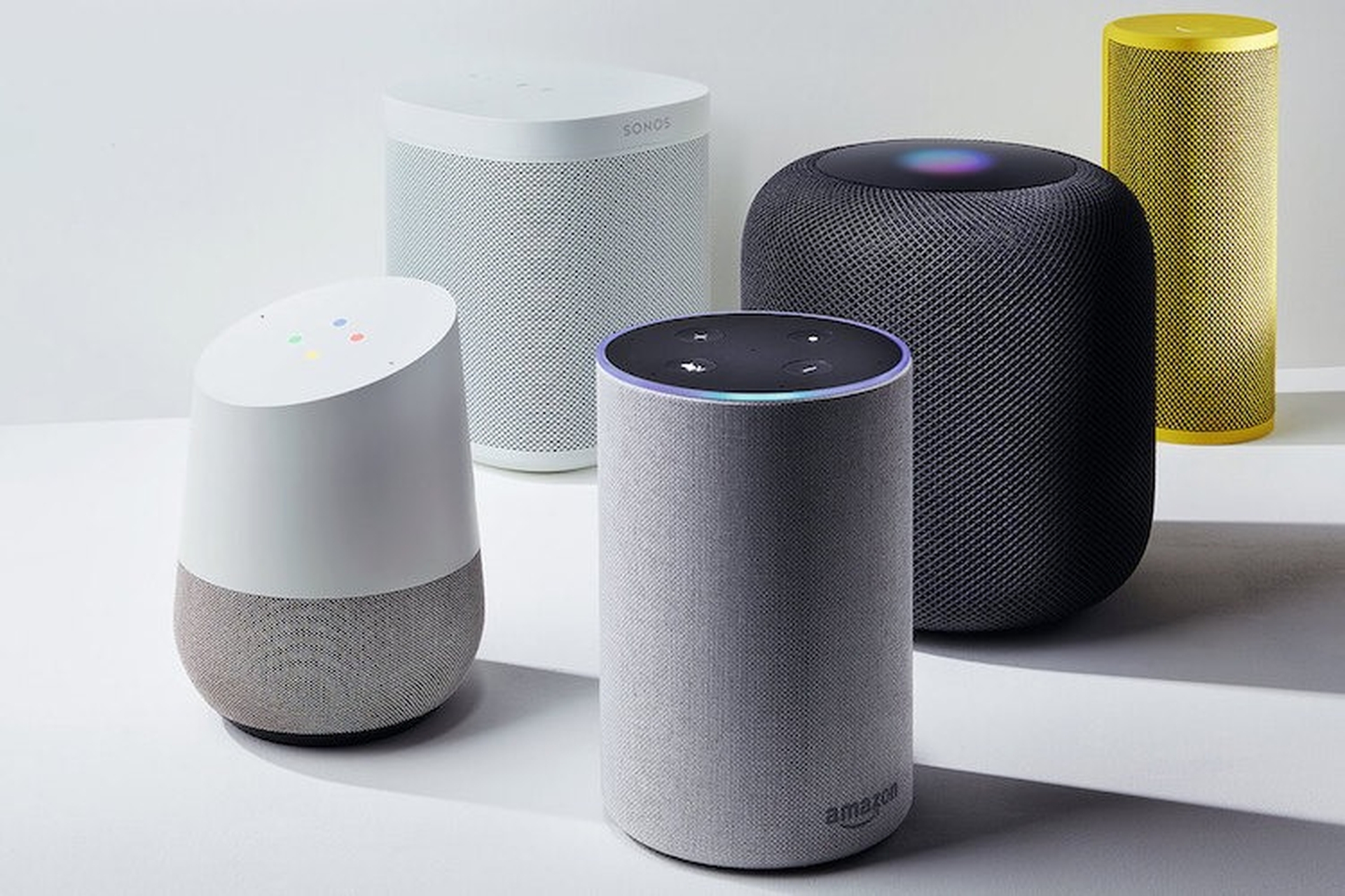 Loa thông minh đóng vai trò như trung tâm điều khiển bằng giọng nói trong hệ thống Smart Home.