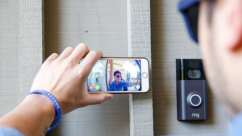 Chuông cửa thông minh tích hợp camera giúp người dùng biết ai đang đứng trước cửa ngay cả khi không có mặt ở nhà. 
